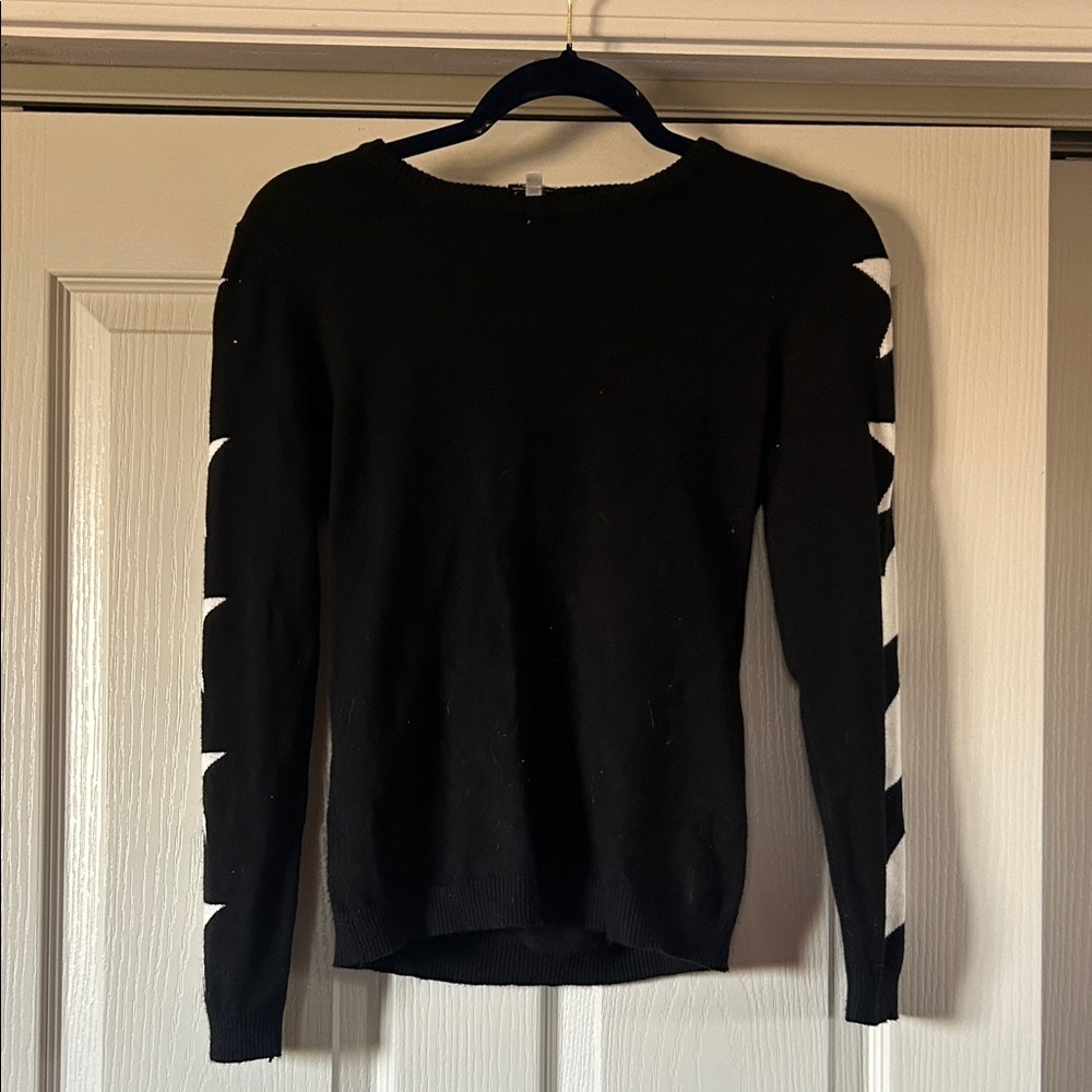 Cielo Black Sweater with Star Sleeves